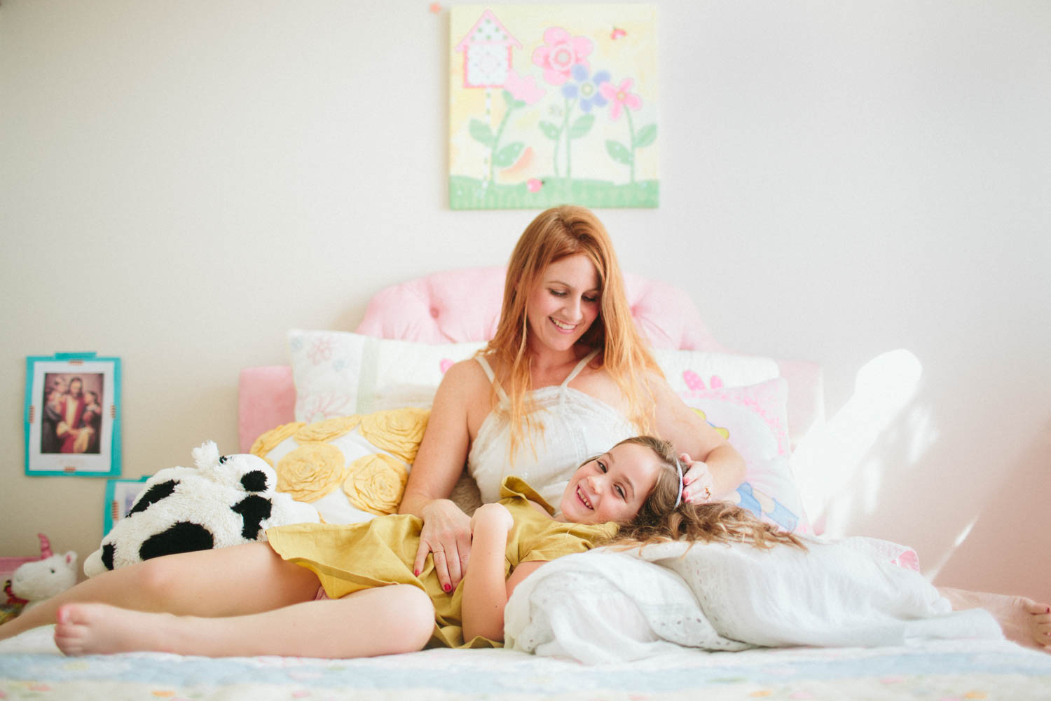 Мама с дочкой в постели. Красивая мама с дочкой на кровати. Мама и дочка Лезби на кровати. Дочка лежит на маме.